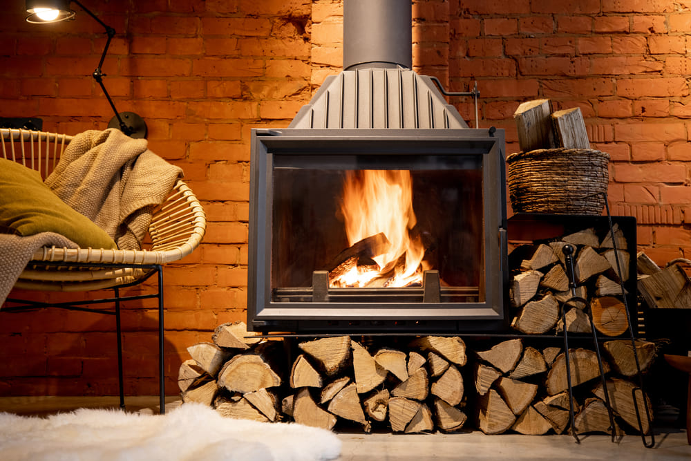 Chimenea encendida con leña.